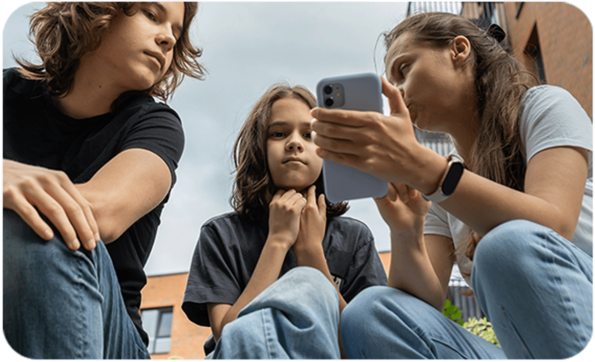 Djeca gledaju telefon