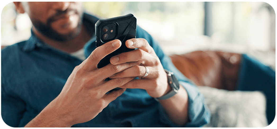 Osoba koristi telefon